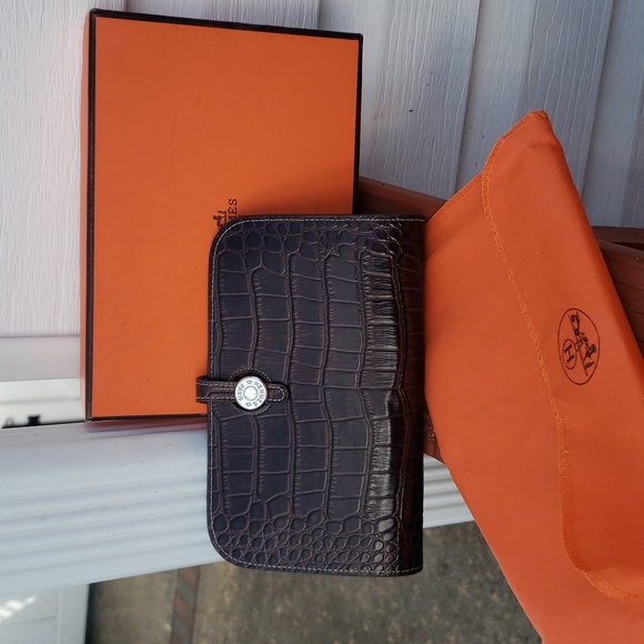Hermes Brown alligator leather wallet.  Excellent condition. - Picture 2 of 8